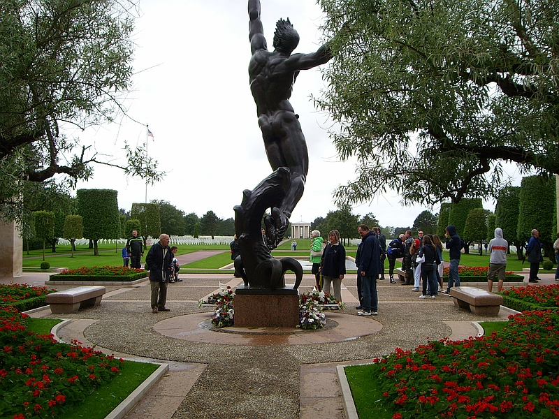 Центральный монумент американского мемориала в Кольвиле